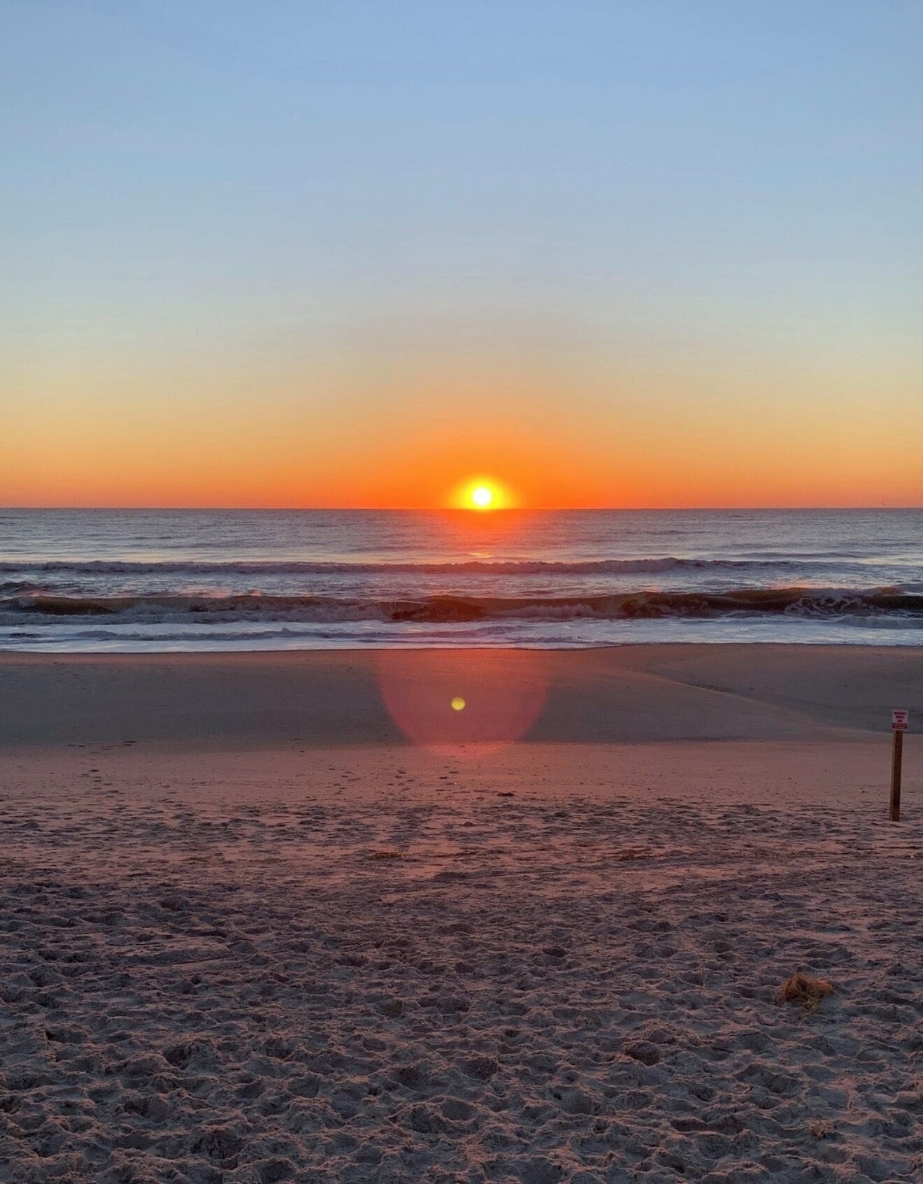 På stranden, solsenger og strandhåndklær