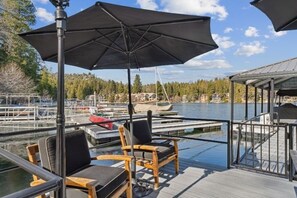 Terrace/patio - Serene 6-bedroom lake front house in beautiful Lake Arrowhead (Lake Arrowhead)