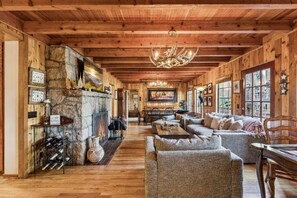 Living area - Serene 6-bedroom lake front house in beautiful Lake Arrowhead (Lake Arrowhead)