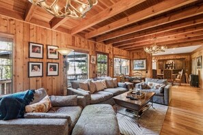 Living area - Serene 6-bedroom lake front house in beautiful Lake Arrowhead (Lake Arrowhead)