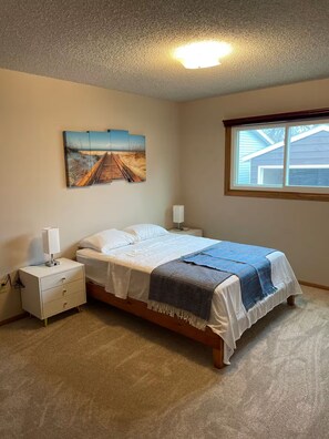 3 bedrooms, iron/ironing board, internet, bed sheets