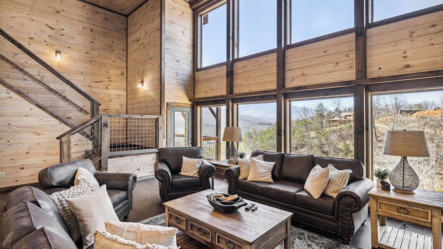 Vixen Run Lodge by AvantStay New Smoky Mountain Retreat • Panoramic Views, Hot Tub, Game Room Easy Access to Gatlinburg and Pigeon Forge