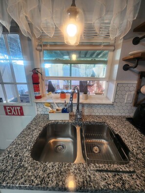 Interior - Perfect 1-bedroom house garden/suite/ Apt with AC in soothing Tampa neighborhood (Tampa)