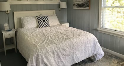 Charming coastal retreat, sleeps 8 with Newagen Seaside Inn Amenities!