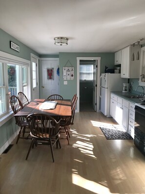 Dining - Charming  coastal retreat, sleeps 8 with Newagen Seaside Inn Amenities! (Southport)