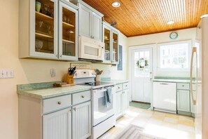 Fridge, microwave, oven, stovetop - New! Charming coastal property - 2 unique spaces to choose from! (Boothbay Harbor)