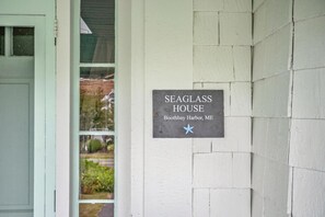 Une enseigne indiquant « Seaglass House » à Boothbay Harbor, dans le Maine, est fixée à un mur blanc.