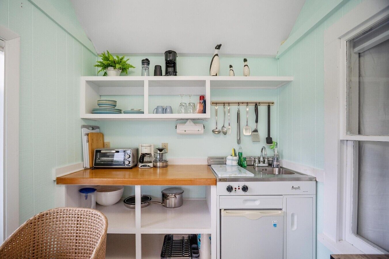 Coffee/tea maker, fridge, microwave, oven