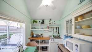 Coffee/tea maker, fridge, microwave, oven - New! Perfect for couples, solo travelers, or as extra space for larger groups! (Boothbay Harbor)