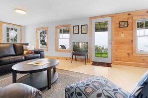 TV, books - New! A stylish and comfortable home designed for relaxation and convenience! (Boothbay Harbor)