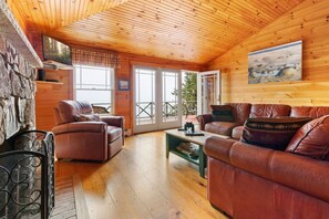 TV, books - New! A stylish and comfortable home designed for relaxation and convenience! (Boothbay Harbor)