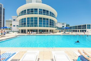 Outdoor pool - Boutique Apartments Castle Beach (Miami Beach)