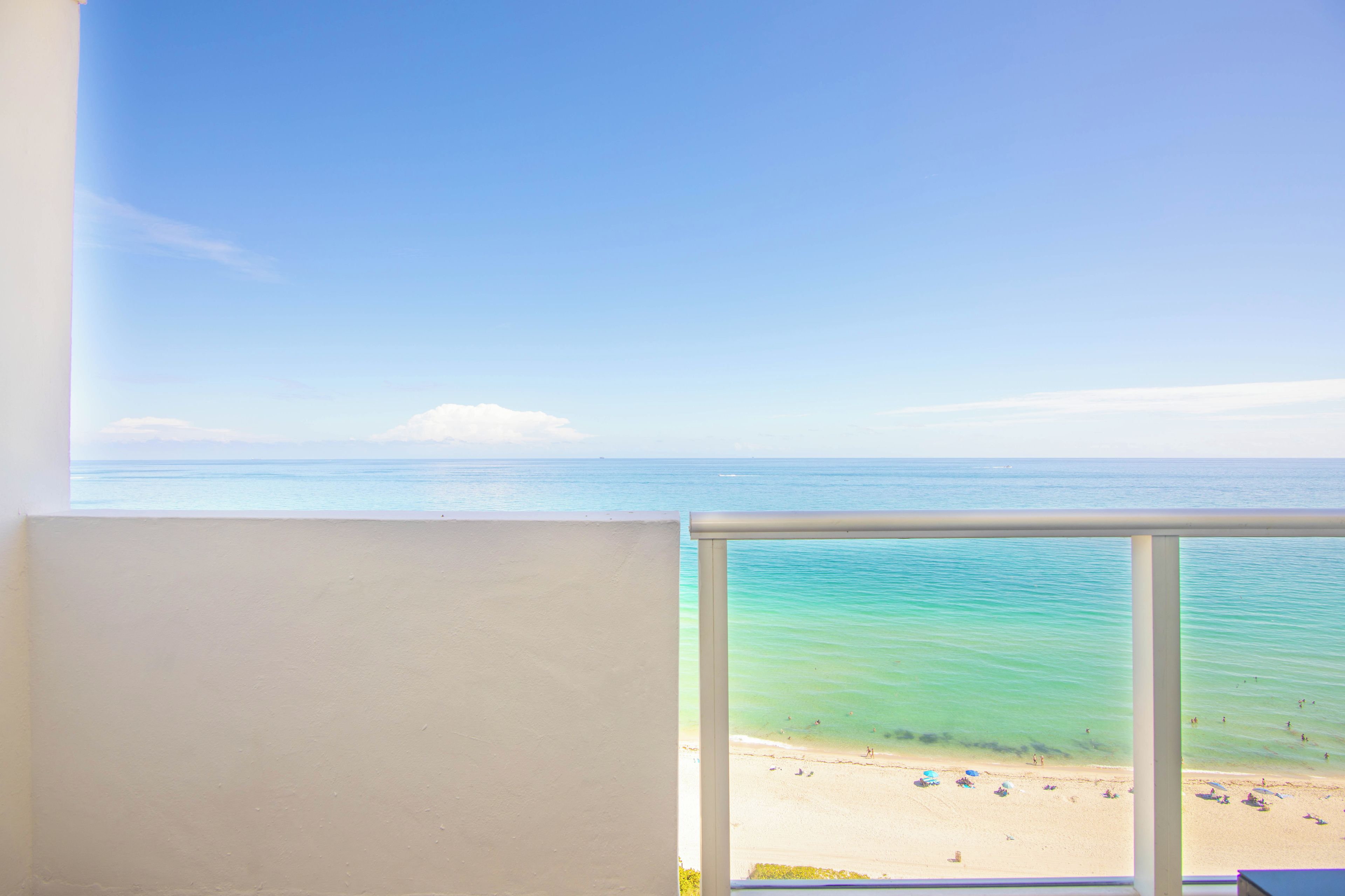 Un balcón con vistas a la playa y al mar.
