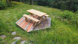 Outdoor dining - Le chalet d'en bas, Les Éboulements, minimum one-month rental. (Saint-Joseph-de-la-Rive)