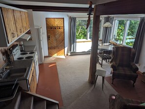 Private kitchen - Le chalet d'en bas, Les Éboulements, minimum one-month rental. (Saint-Joseph-de-la-Rive)