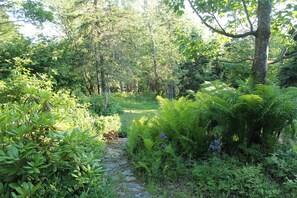 Property grounds - Le chalet d'en bas, Les Éboulements, minimum one-month rental. (Saint-Joseph-de-la-Rive)