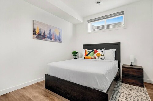 Luna | Bright | Close to Airport & Trails | Pets