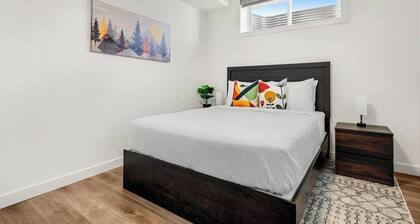 Luna | Bright | Close to Airport & Trails | Pets