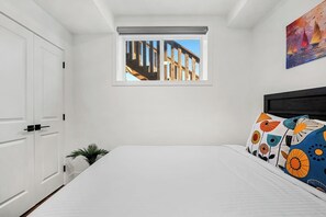 Desk, WiFi, bed sheets - Luna | Bright | Close to Airport & Trails | Pets (Calgary)
