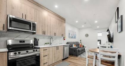 Luna | Bright | Close to Airport & Trails | Pets