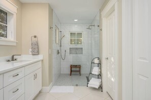 Shower, hair dryer, towels, shampoo - 35 Wagon Rd | Luxury Sea Pines Home w/ Pool & Spa (Hilton Head Island)