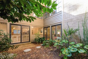 Terrace/patio - 35 Wagon Rd | Luxury Sea Pines Home w/ Pool & Spa (Hilton Head Island)