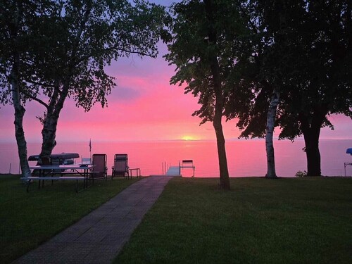 Door County, Bay of Green Bay Waterfront Cottage. Fantastic Sunsets