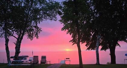 Door County, Bay of Green Bay Waterfront Cottage. Fantastic Sunsets