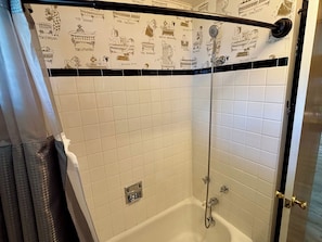Serviettes fournies, savon, papier de toilette