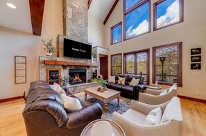 TV, fireplace - Golden Ridge Lodge - Hot Tub - Games - Mtn Views (Helen)