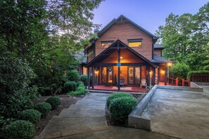 Exterior - Golden Ridge Lodge - Hot Tub - Games - Mtn Views (Helen)