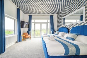 6 bedrooms, WiFi, bed sheets - Spacious 6BR Escape | Hot Tub, Game Room & Karaoke (West Yorkshire)