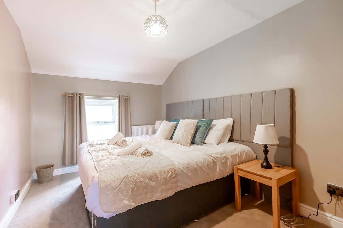 5 bedrooms, iron/ironing board, WiFi, bed sheets