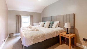 Room - Spacious 5-Bed Home with Views, Garden & Playroom (Silloth)
