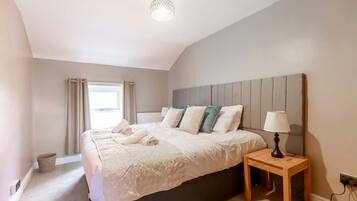 5 bedrooms, iron/ironing board, WiFi, bed sheets