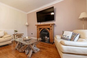 TV, fireplace - Spacious 5-Bed Home with Views, Garden & Playroom (Silloth)