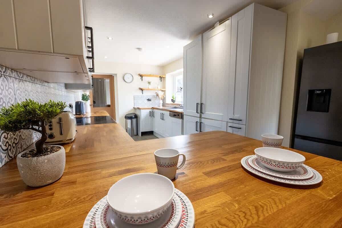 Fridge, oven, stovetop, dishwasher