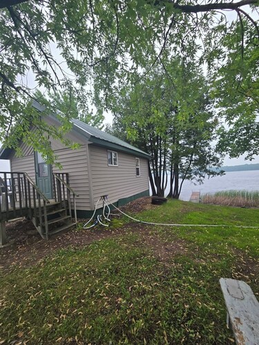 Popeye and Grammy’s Lookout Point: Cozy Lakeside Cabin for Two