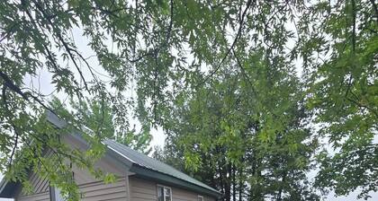 Popeye and Grammy’s Lookout Point: Cozy Lakeside Cabin for Two