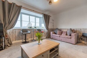 TV - Cosy Deganwy Escape by the Sea & Conwy Mountain (Deganwy)