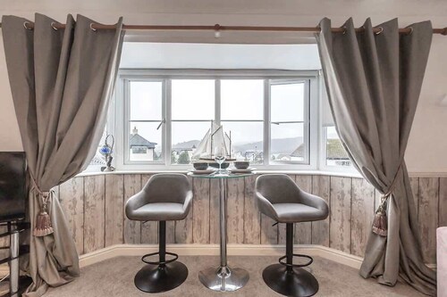 Cosy Deganwy Escape by the Sea & Conwy Mountain