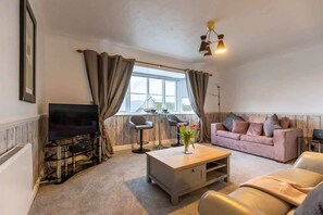 TV - Cosy Deganwy Escape by the Sea & Conwy Mountain (Deganwy)