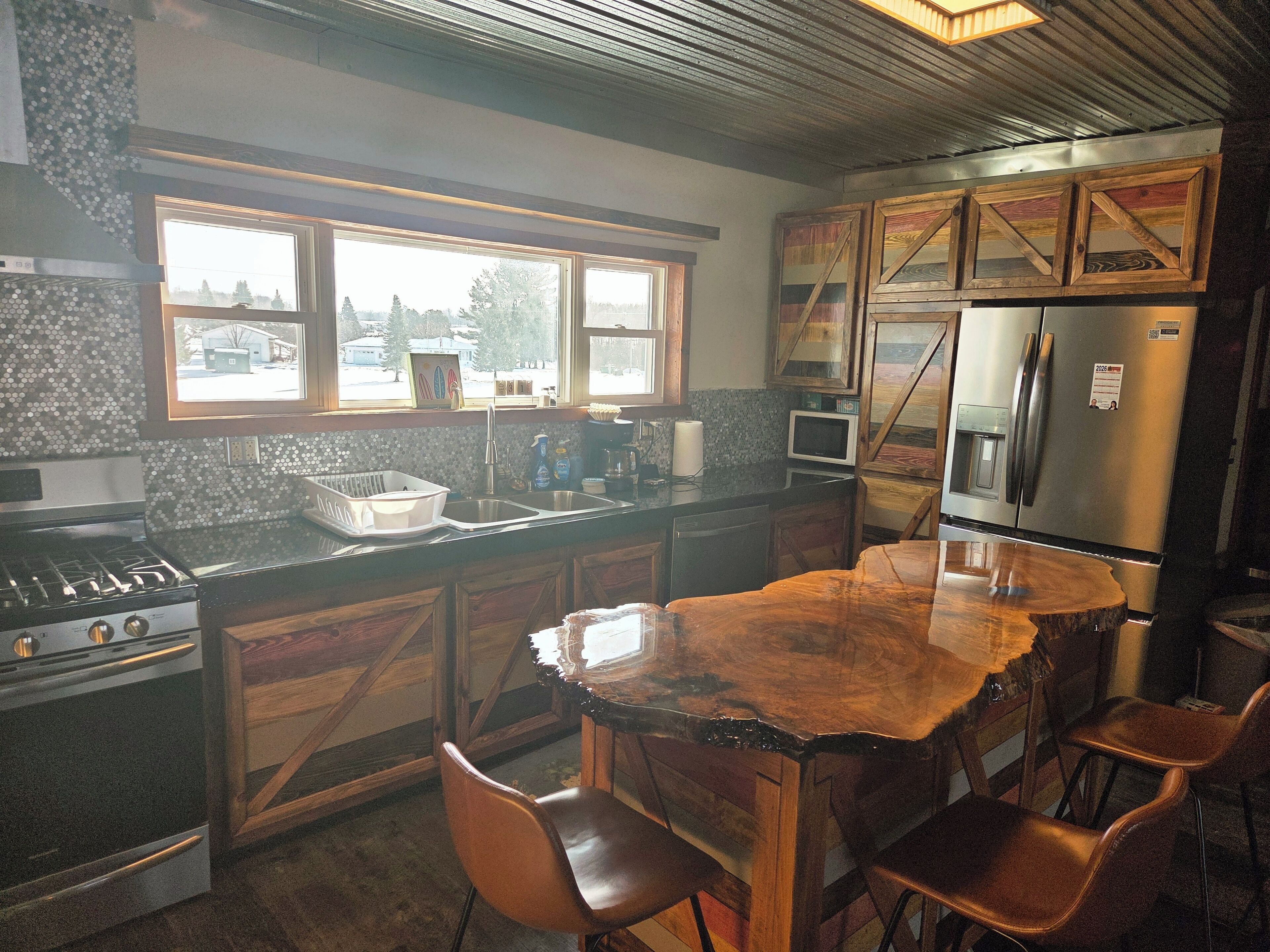 冷蔵庫、電子レンジ、オーブン、コンロ