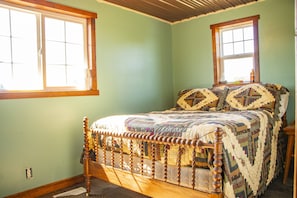 2 bedrooms - Sunset Point at the Nook — Charming Lakefront Home with Deck & Modern Comforts (Cornell)
