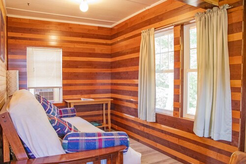 Bob’s and Ella’s Cozy Cabin — Charming Retreat for 6 with Fire Ring & Picnic Spot