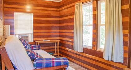 Bob’s and Ella’s Cozy Cabin — Charming Retreat for 6 with Fire Ring & Picnic Spot