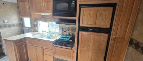 Réfrigérateur, micro-ondes, four, plaque de cuisson