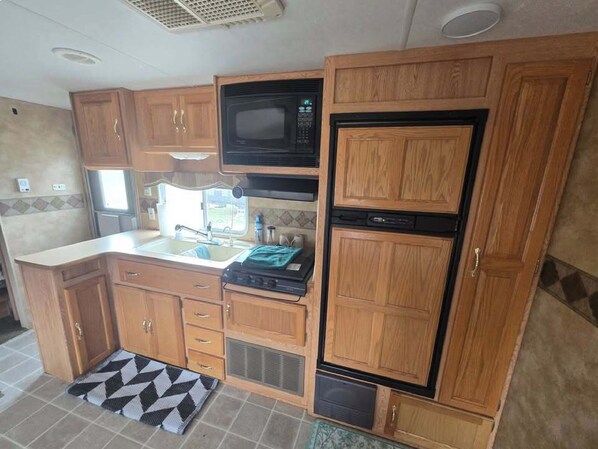 ثلاجة، ميكروويف، فرن، موقد طهي مسطح