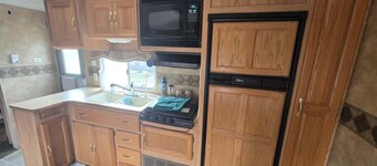 Spacious RV Rental Sleeps 8 — Full Kitchen, A/C, Fire Ring & Picnic Area