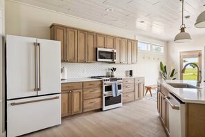 ثلاجة، ميكروويف، فرن، موقد طهي مسطح